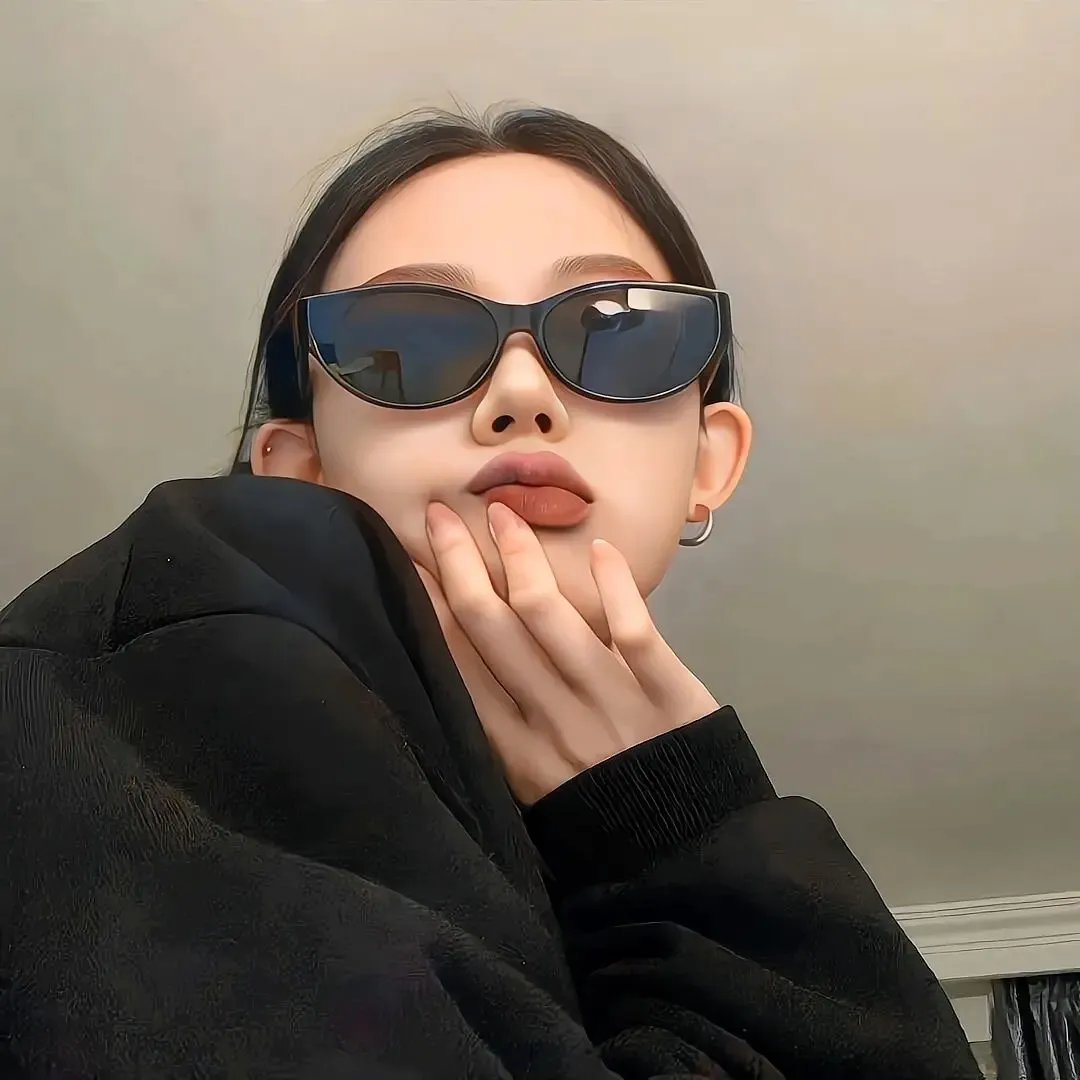 他从夜色深处来